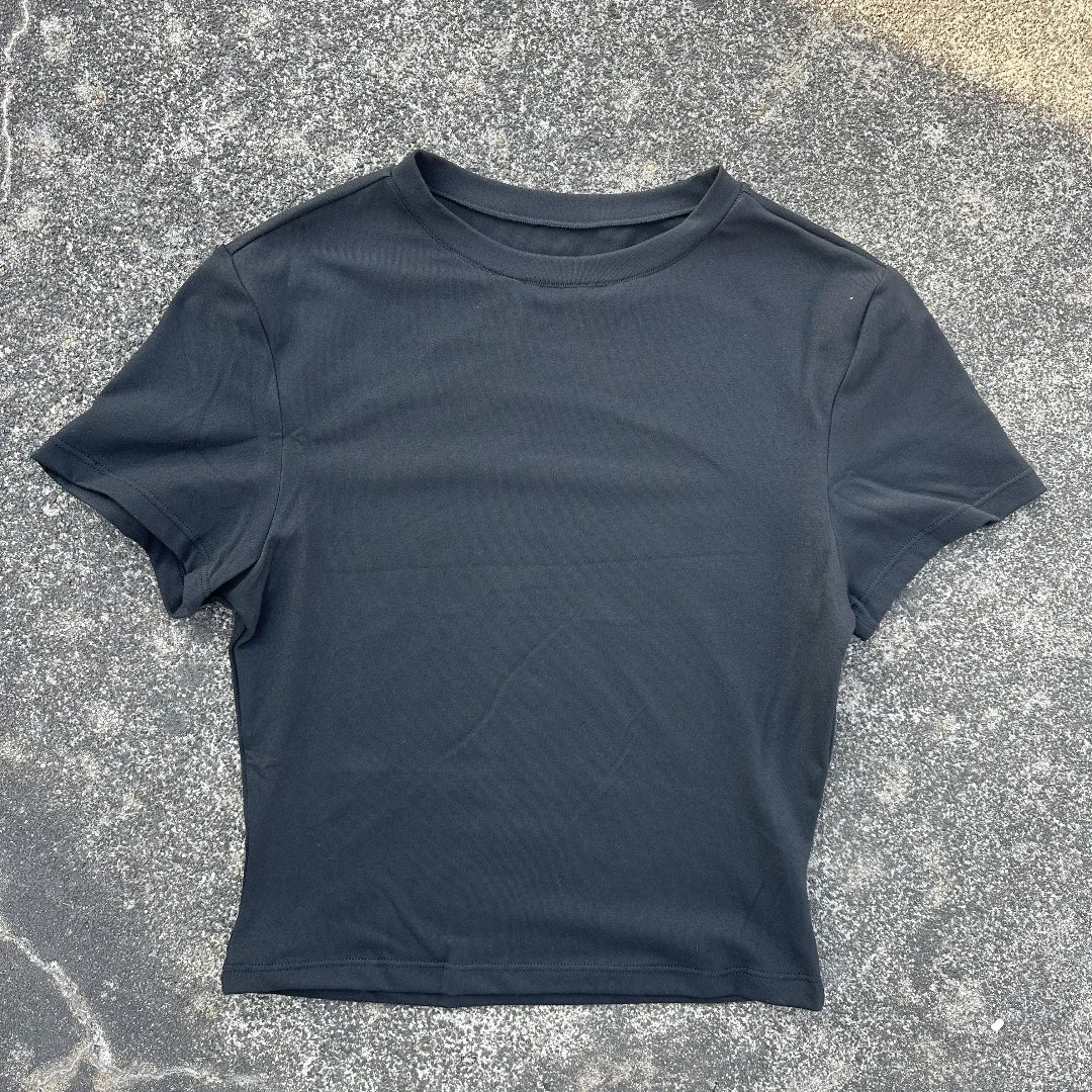 Women’s Cropped Yoga T-Shirt – Breathable & Fitted for Training