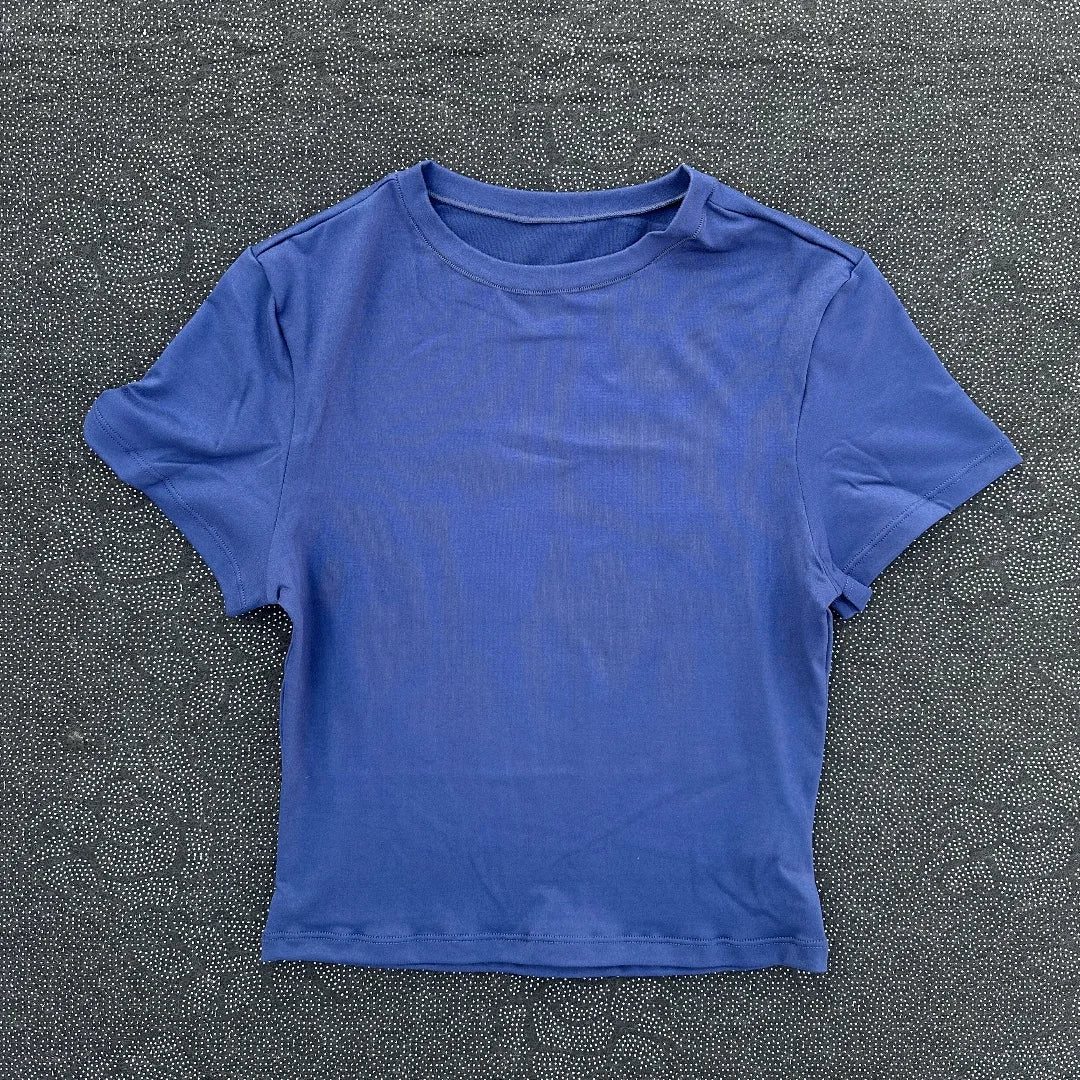 Women’s Cropped Yoga T-Shirt – Breathable & Fitted for Training
